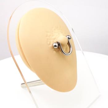 Brustpiercing mit Bügel