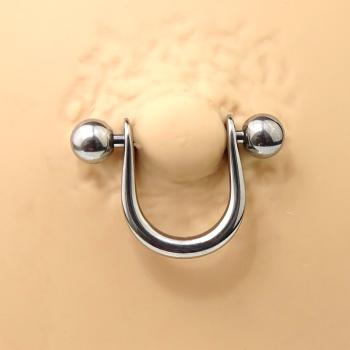 Brustpiercing mit Bügel