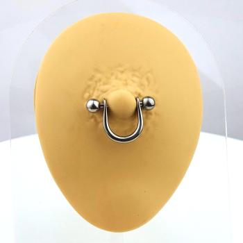 Brustpiercing mit Bügel