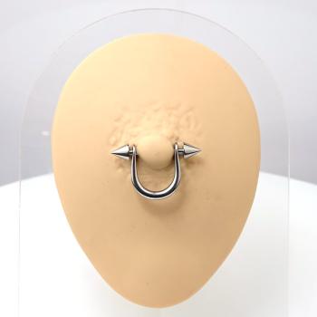 Brustpiercing mit Bügel