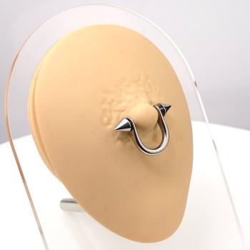 Brustpiercing mit Bügel