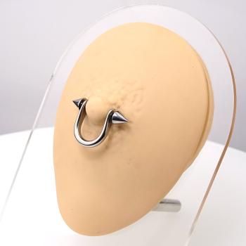 Brustpiercing mit Bügel