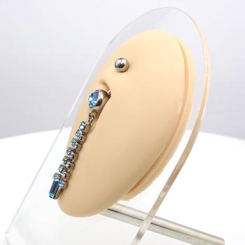 Sugarbell - Bauchnabel Piercing am Modell