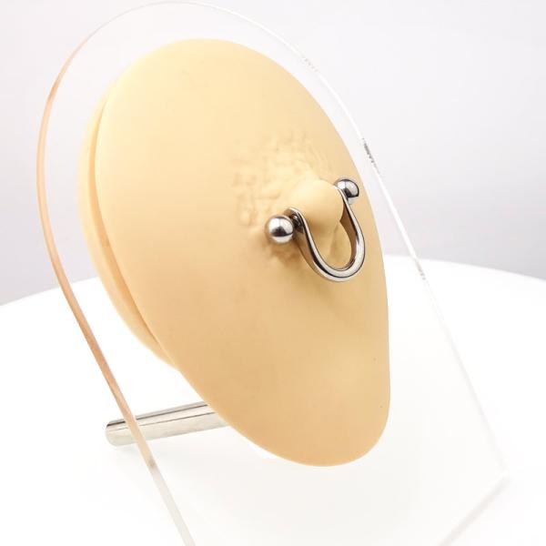 Brustpiercing mit Bügel