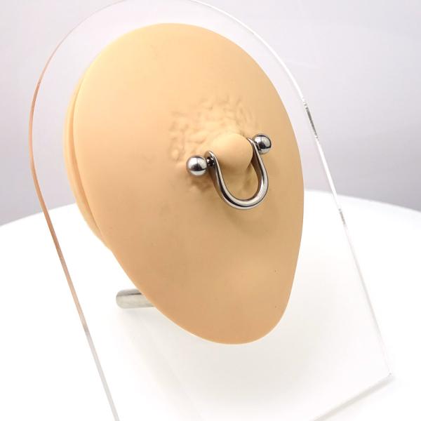 Brustpiercing mit Bügel