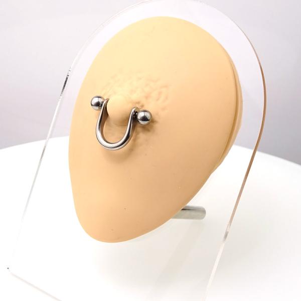 Brustpiercing mit Bügel