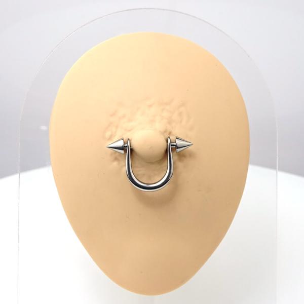 Brustpiercing mit Bügel