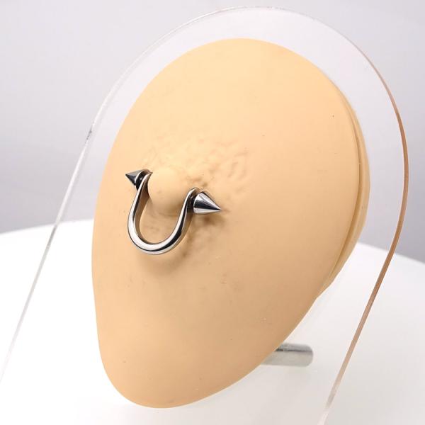 Brustpiercing mit Bügel
